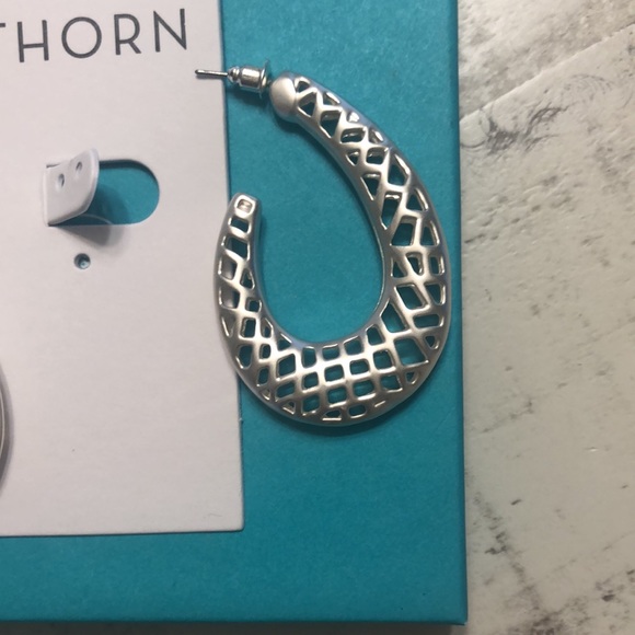 Metal hoop earrings - Picture 5 of 5